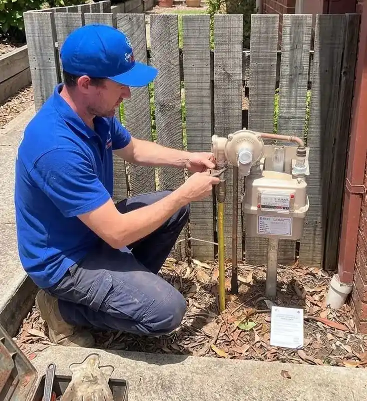 Licensed technician performing gas leak repair at a meter in Chicago, IL
