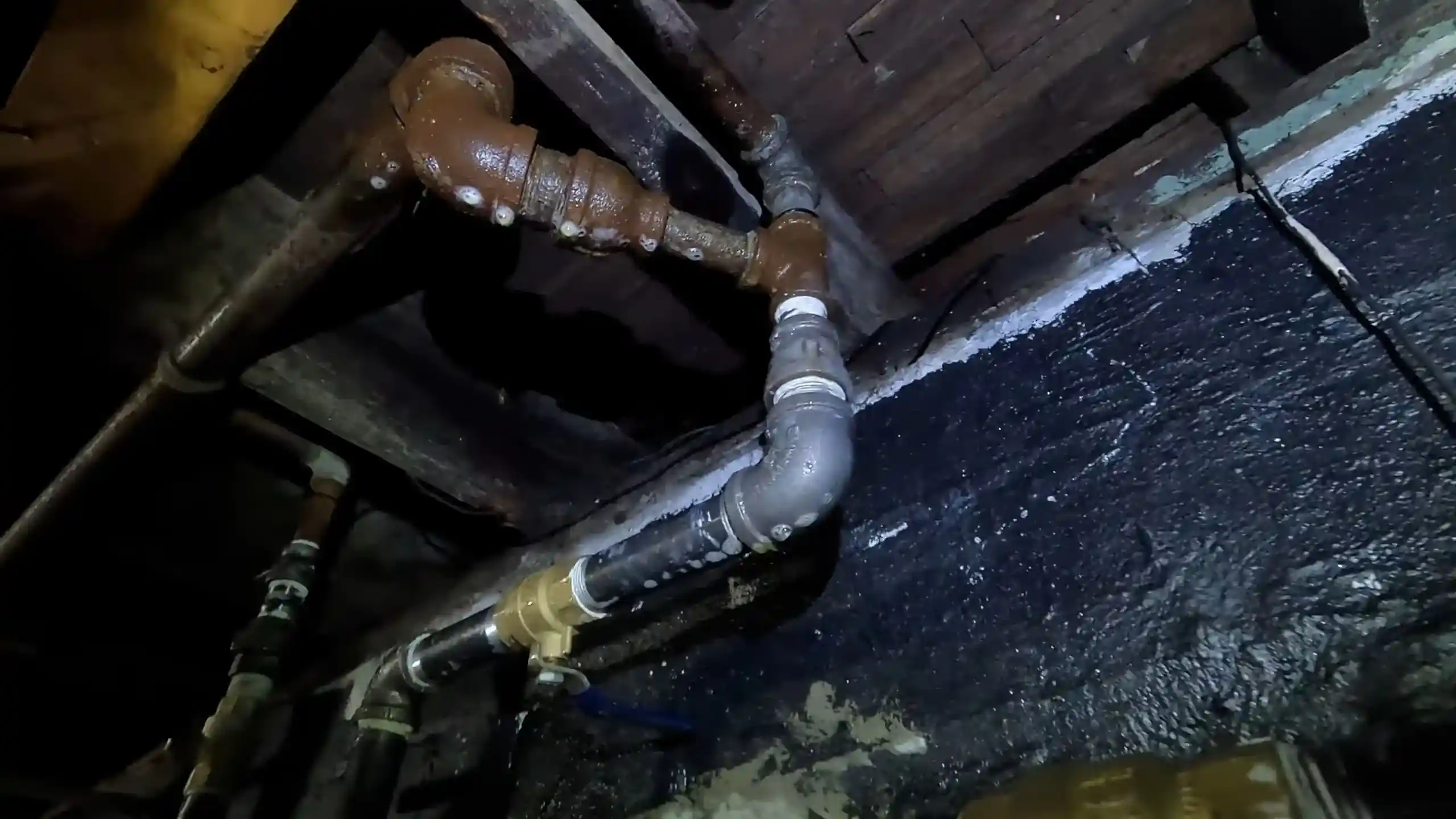 Gas line pressure test on overhead fittings in a Chicago basement