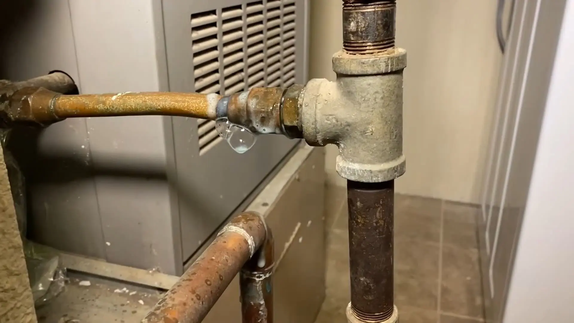 Soap bubble test confirming a leak at a corroded gas pipe joint in Chicago